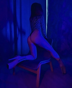 Девушка массажистка Яна, салон Aura